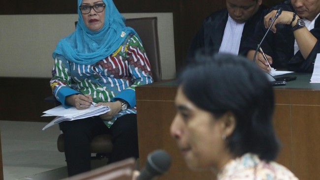 Asisten pribadi anggota Dewie Yasin Limpo, Rinelda Bandaso, mengaku bosnya pernah menerima duit ijon proyek infrastruktur untuk menikahkan anaknya.