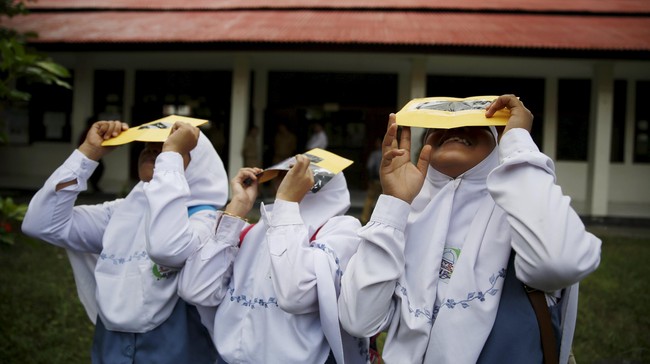 PT Pos Indonesia merilis perangko khusus untuk merayakan hadirnya gerhana matahari total di Indonesia.