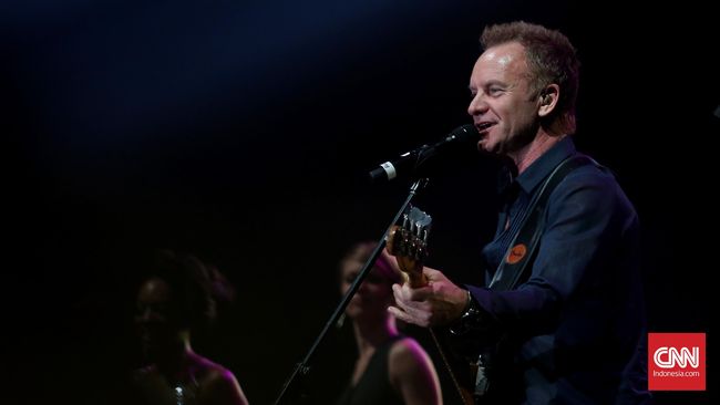 Musisi asal Inggris, Sting menghibur ribuan penonton pada hari terakhir Java Jazz Festival di JIE Kemayoran, Jakarta, Minggu, 6 Maret 2016. Setelah berbagi panggung dengan Chris Botti, Sting membawakan sejumlah lagu seperti Shape of my heart, Fields of gold, Roxane. CNN Indonesia/Safir Makki
