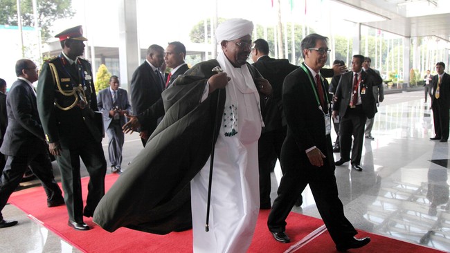 Pengadilan Kriminal Internasional (ICC) telah mengeluarkan surat penahanan Presiden Sudan pada 2009 dan 2010 atas tuduhan genosida dan kejahatan lain di Darfur.
