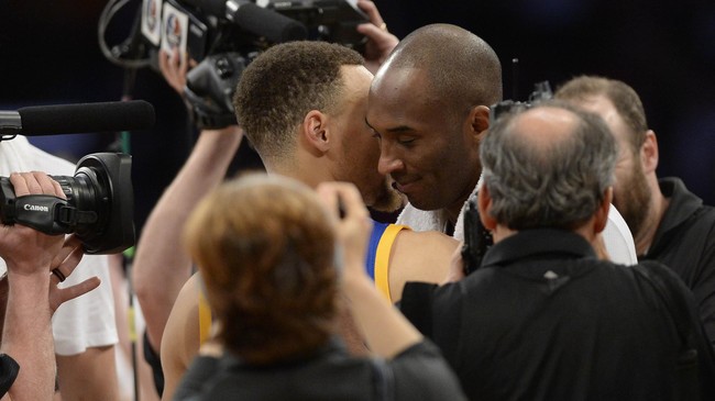 Memotret Momen Tim Kobe Bryant Mengalahkan Tim Stephen Curry