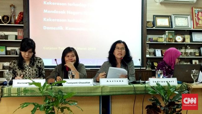 Komnas Perempuan menilai sikap pemandu pertandingan sepakbola yang mengomentari tubuh suporter perempuan, tak profesional.