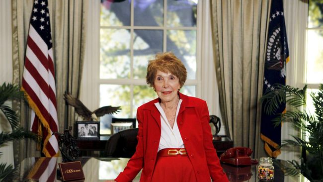 Latar belakang industri Hollywood membuat Nancy Reagan mendandani Gedung Putih dengan sentuhan glamor. Dia pun sempat mendapat kritik karena aksinya itu.