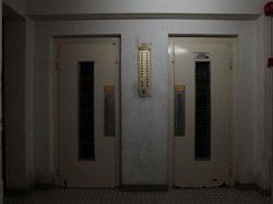 Bocah Terjebak 9 Jam Setelah Iseng Ganjal Pintu Lift Pakai Sepatu