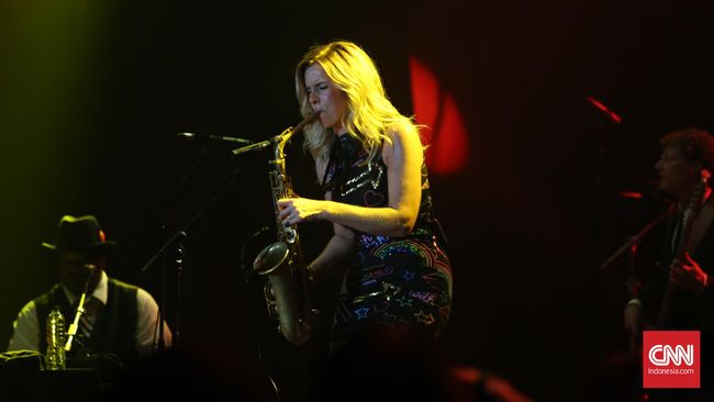 Sebagian orang bertanya-tanya: mau dibawa ke mana festival musik ini: jazz atau pop? Walau sesungguhnya musik tak perlu dikotak-kotakkan.