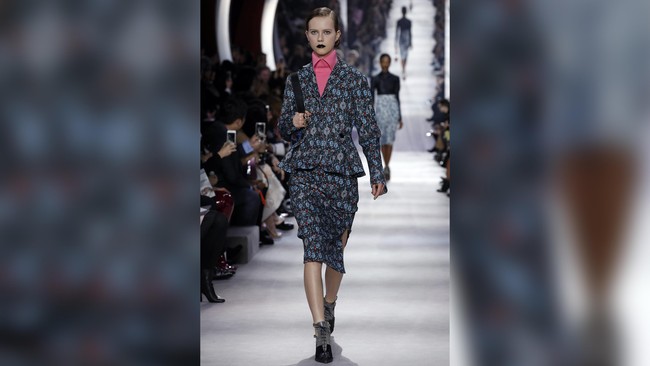 Dior Bawa 'Luar Angkasa' ke Panggung Paris