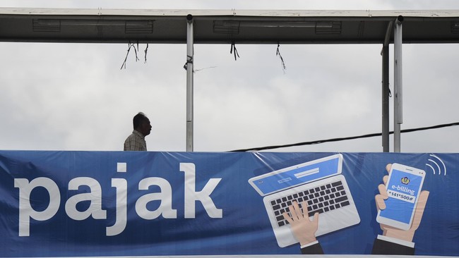 Dua pejalan kaki melintasi papan sosialisasi pembayaran pajak secara online di Jakarta, Selasa (1/3). Direktorat Jenderal Pajak membuat peta zona potensial pajak untuk mencapai target penerimaan pajak sebesar Rp1.360,1 triliun pada 2016. ANTARA FOTO/Wahyu Putro A/ama/16