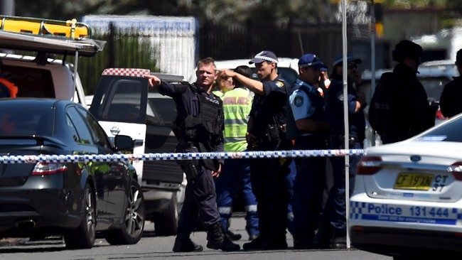 Penembakan dan kemungkinan penyanderaan terjadi di sebuah pabrik di pinggiran Sydney, Australia.