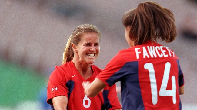 Brandi Chastain yang menjadi pencetak gol kemenangan AS di final Piala Dunia 1999 akan menyumbangkan otaknya bagi penelitian gegar otak di sepak bola.