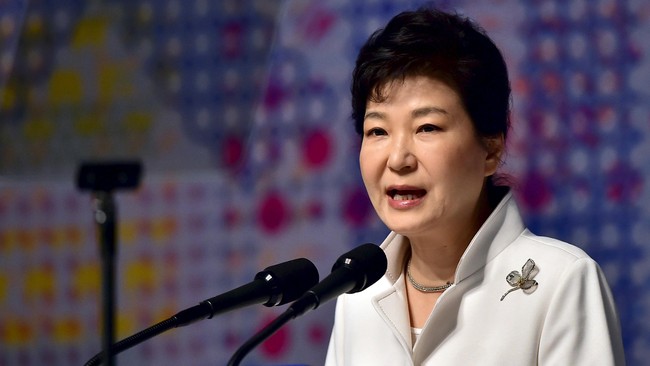 Diduga membocorkan dokumen negara, Presiden Park Geun-hye dituntut mundur oleh sekitar 1.200 warga Korea Selatan yang berunjuk rasa di ibu kota Seoul.