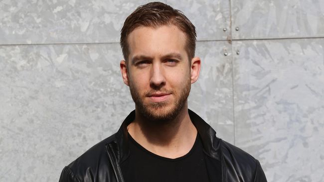 Calvin Harris memamerkan foto-foto dirinya sedang berlibur di atas kapal pesiar dan dikelilingi gadis-gadis cantik nan seksi.
