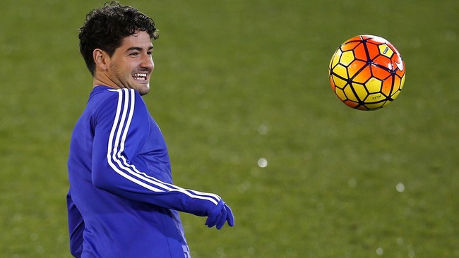 Alexandre Pato memainkan laga debut bersama Chelsea. Ia pun mencetak gol debut dari titik putih di ujung babak pertama.