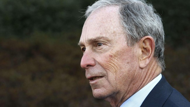 Bloomberg, mantan wali kota New York City, mengatakan ia tak jadi maju agar tak memecah suara dan malah menguntungkan Donald Trump.