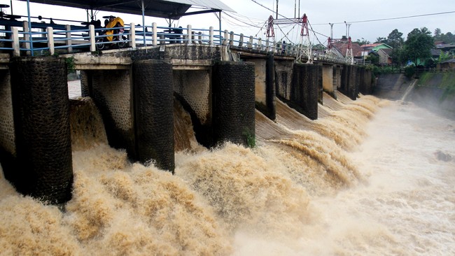 Bendungan Katulampa, Bogor, berstatus siaga 2, kejadian pertama selama musim penghujan 2016/2017 sehingga berpotensi banjir di Jabodetabek.
