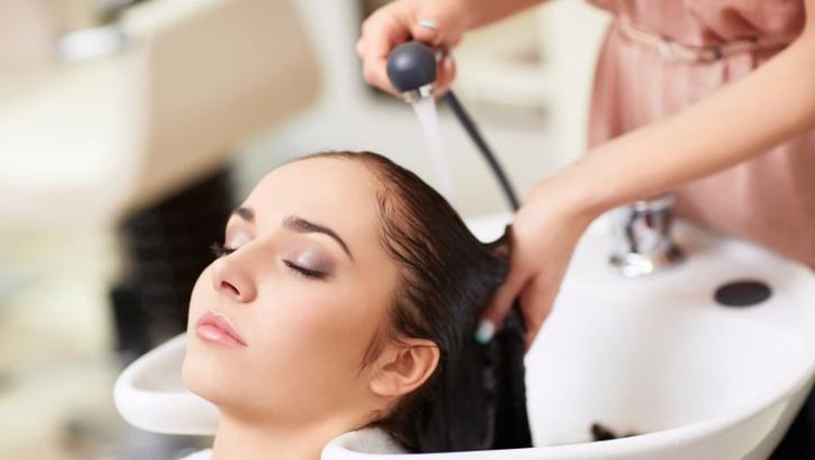 Mencuci rambut harus disesuaikan dengan jenis rambutnya. Pemilik rambut keriting memiliki kebutuhan berbeda dengan mereka yang kulit kepalanya berminyak.