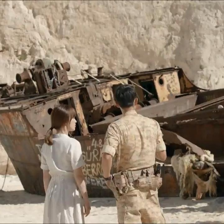 <p>Drama yang sempat mempersatukan pecinta drakor di seluruh dunia ini tak kalah menarik, Bunda. Beberapa adegan romantis Song Joong Ki dan Song Hye Kyo dalam Descendants of the Sun menampilkan latar Navagio Beach di Yunani. (Foto: KBS 2TV)</p>