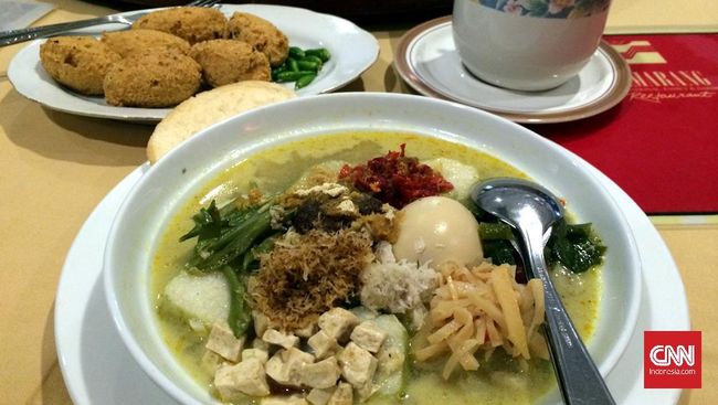 Ada sebutan khusus untuk hidangan peranakan, yakni “masakan kampung”, dengan alasan dulu adanya hanya di kampung, tak ada di restoran.