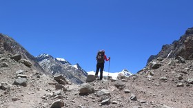 Tren Wanita di China Sewa Teman Naik Gunung, Lebih Tampan Makin Mahal