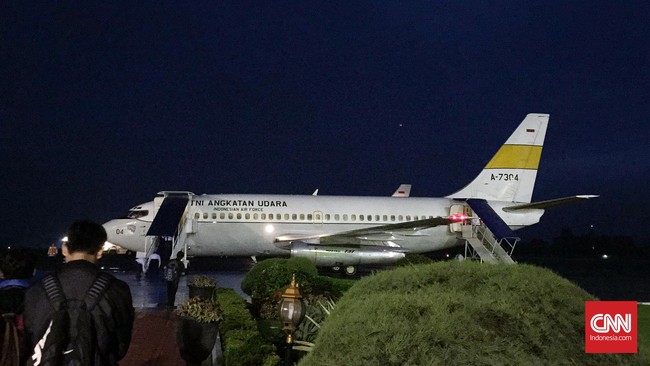 Jangan ada yang bangunkan mereka, kata Menko Luhut sambil tersenyum jahil dalam pesawat Boeing 737-200 yang membawanya dari Medan ke Pekanbaru.