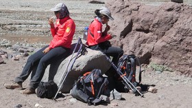 Tips Berpakaian Naik Gunung bagi Wanita, Jangan Sampai Keserimpet Rok
