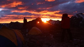 Menikmati Matahari Terbit dari Puncak Aconcagua