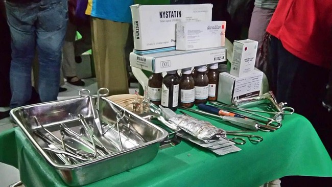 Pemilik klinik berprofesi asli cleaning service, mempekerjakan bidan yang tak punya izin praktik. Sejak 2013, Suku Dinas Kesehatan telah minta klinik ditutup.