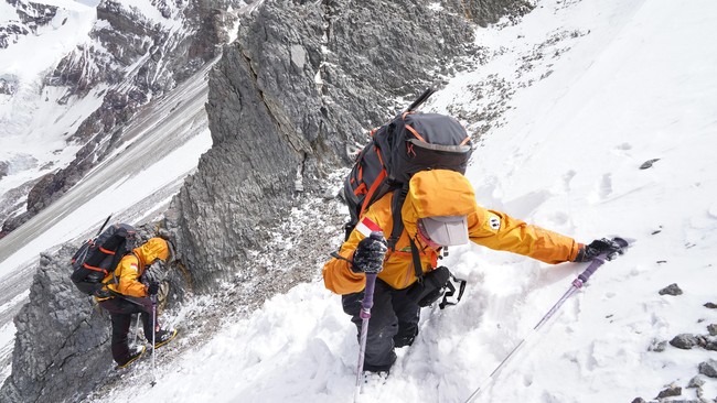Untuk menyelesaikan misi Seven Summit bukan hanya dibutuhkan persiapan tenaga, tapi juga biaya setinggi puncak gunung Himalaya.