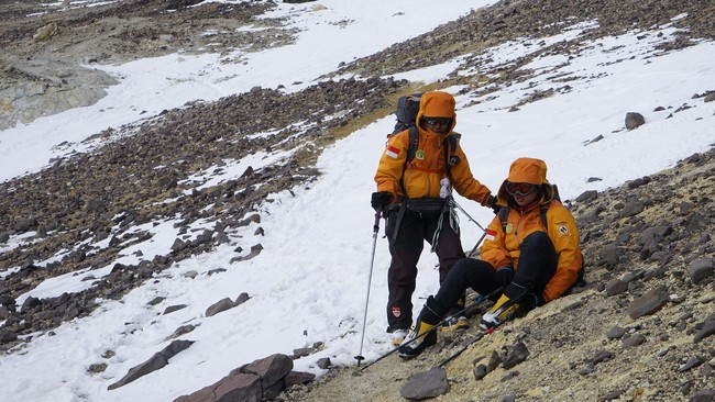 Dua mahasiswi Indonesia akan berangkat ke gunung keenam dalam misi seven summits atau menggapai tujuh puncak tertinggi di dunia.