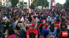 Warga Jakarta Rela Bangun Pagi Buta untuk Saksikan Gerhana