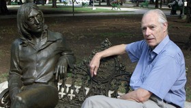 Profesi Paling Unik di Dunia: Penjaga Kacamata John Lennon