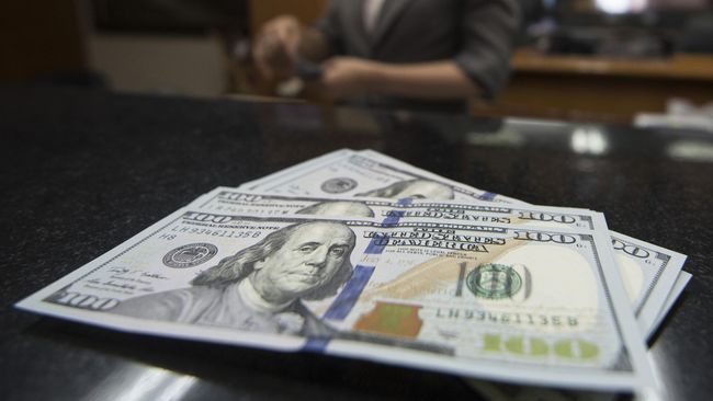 Dibuka Rp13.885, Rupiah Berpotensi Menguat Karena THR Nilai tukar rupiah dibuka pada posisi Rp13.885 per dolar AS pada perdagangan pasar spot hari ini. Sentimen pencairan THR mendorong penguatan rupiah.