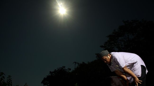 Gerhana matahari hibrida terjadi hari ini Kamis (20/4). Umat muslim disarankan untuk melakukan shalat gerhana dan amalan sholat khusuf.