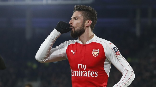 Arsenal merebut posisi dua klasemen akhir Liga Inggris dari tangan Tottenham Hotspur setelah kemenangan meyakinkan atas Aston Villa 4-0.