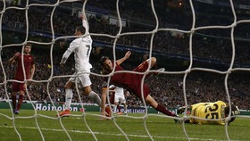 Foto Terbaik Duel Real Madrid vs AS Roma