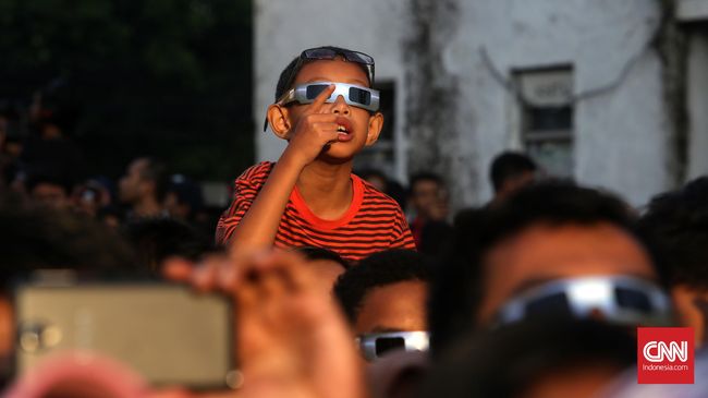 Banyak warga DKI Jakarta yang memilih untuk menyaksikan gerhana matahari, Rabu (9/3) pagi tadi, bersama keluarga tercintanya.