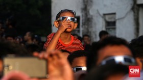 Peristiwa Langka, Gerhana Matahari Total Jadi Momen Keluarga