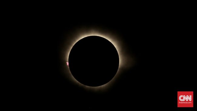 Gerhana Matahari Total Hari Ini Tak Bisa Diamati di Indonesia LAPAN mengatakan gerhana matahari total yang terjadi hari ini (2/7) tidak bisa diamati dari Indonesia.
