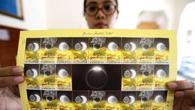 Prangko Edisi Gerhana Matahari di Surabaya Terjual Habis