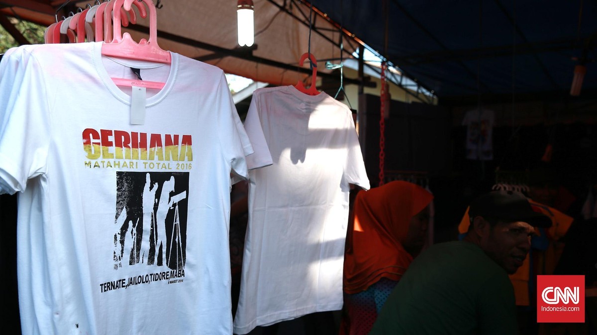 Cara Kreatif Warga Ternate Meraup Berkah Gerhana Matahari