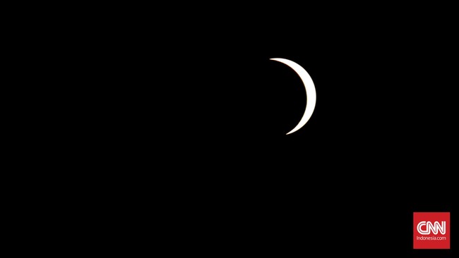 Dilihat dari Jakarta, sebagian matahari mulai tertutup bulan sejak pukul 06.20 WIB, Rabu (9/3) pagi ini.