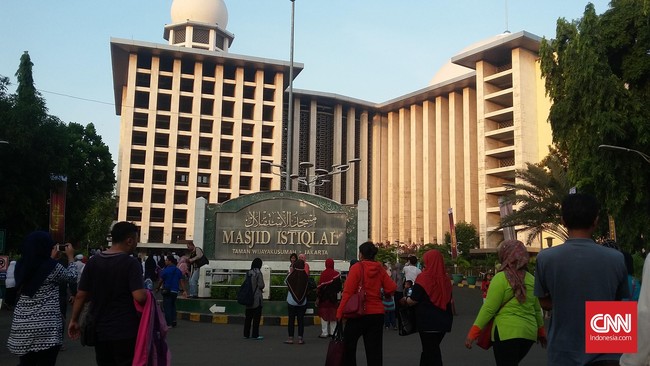 Istiqlal dirancang oleh Friedrich Silaban. Seorang arsitek legendaris yang juga merupakan anak dari pendeta Protestan.