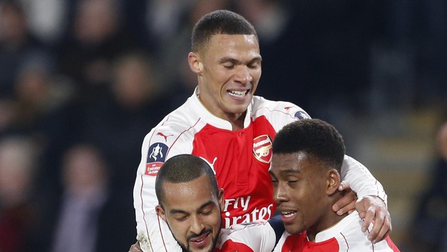 Heurelho Gomes menyebut Arsenal sebagai tim kecil dan meyakini 'The Gunners' tak akan mengangkat trofi dalam waktu dekat.