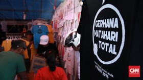 Cara Kreatif Warga Ternate Meraup Berkah Gerhana Matahari