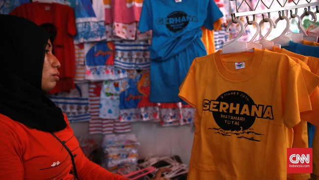 Cara Kreatif Warga Ternate Meraup Berkah Gerhana Matahari