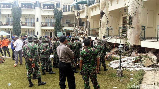 Berdasarkan data yang dihimpun tercatat ada tujuh penghuni hotel yang menjadi korban longsornya Club Bali dini hari tadi.