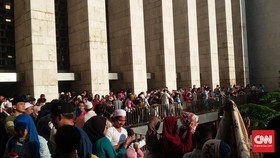 Usai Salat, Jemaah Keluar Masjid Istiqlal Saksikan Gerhana