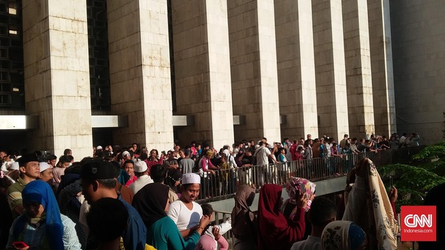 Warga Jakarta langsung memenuhi balkon masjid Istiqlal dan meninggalkan khotbah untuk bisa menyaksikan langsung fenomena gerhana matahari.
