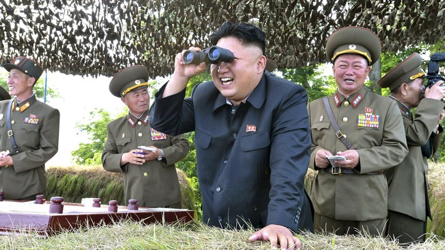Kim Jong-Un menggelar latihan militer skala besar dengan menargetkan kantor kepresidenan Korea Selatan, Gedung Biru, menyusul pemakzulan presiden Park Geun-hye.