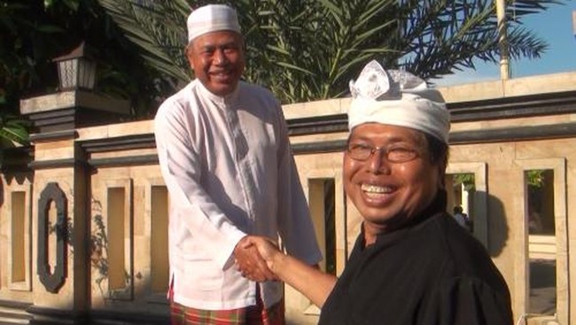 Konon katanya Indonesia merupakan negara majemuk yang paling demokratis. Menengok kesaksian dari Pulau Bali.