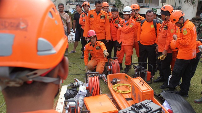 Tim gabungan menghentikan pencarian dan evakuasi tiga korban yang tertimbun bangunan Hotel Club Bali pada Rabu (9/3) malam dan akan melanjutkannya besok.